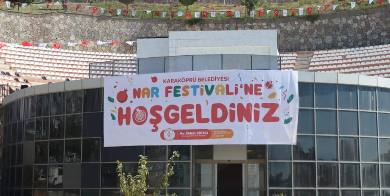 Karaköprü Belediyesi’nin “Nar Festivali” Tepki Çekti: “Olmayan Narı Festivale Çevirdiler”