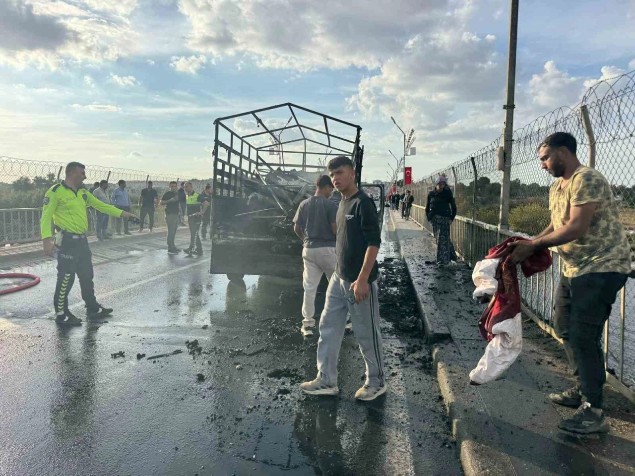 Şanlıurfa’da Seyir Halindeki Kamyonet Alev Aldı