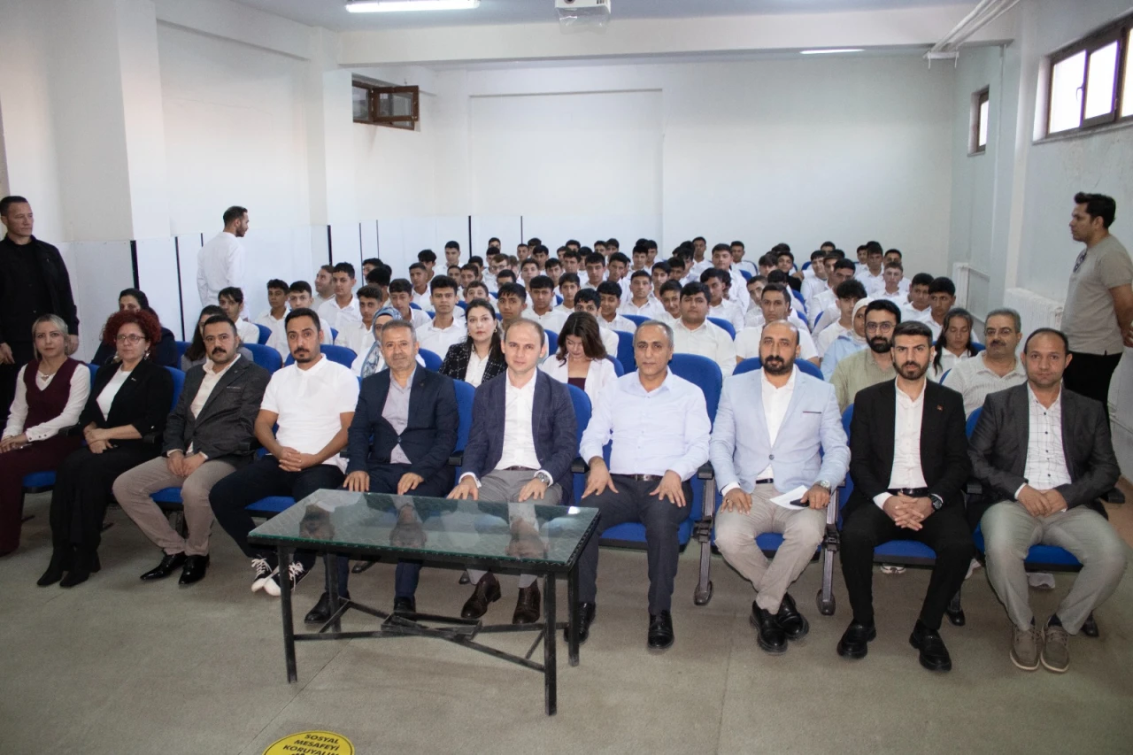 Siverek Kaymakamı Sak, Öğrencilerle TÜGVA Programında Bir Araya Geldi