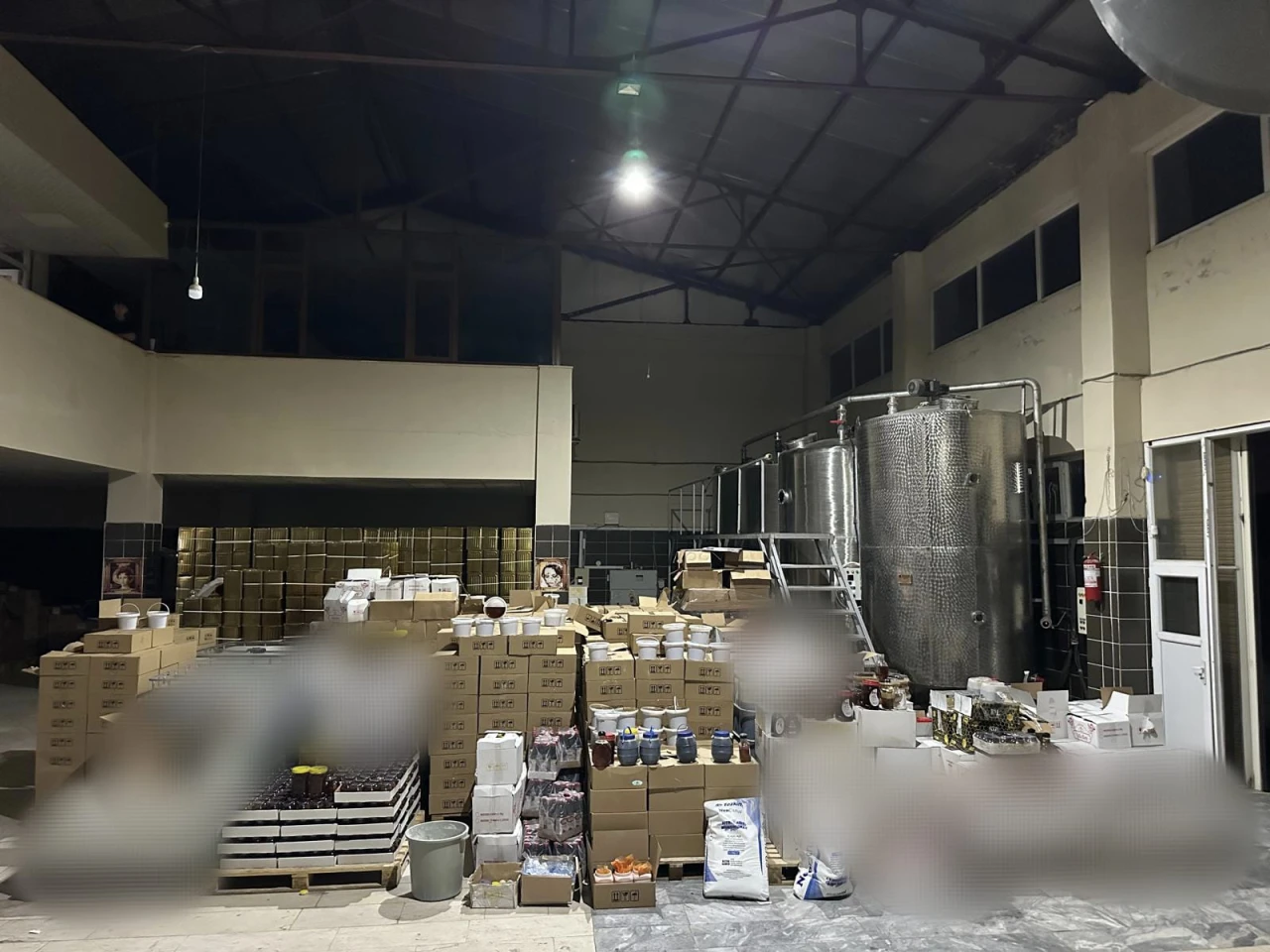 Şanlıurfa’da Kaçak Pekmez, Bal ve Nar Ekşisi Üretimi Yapan İşletmeye Büyük Baskın