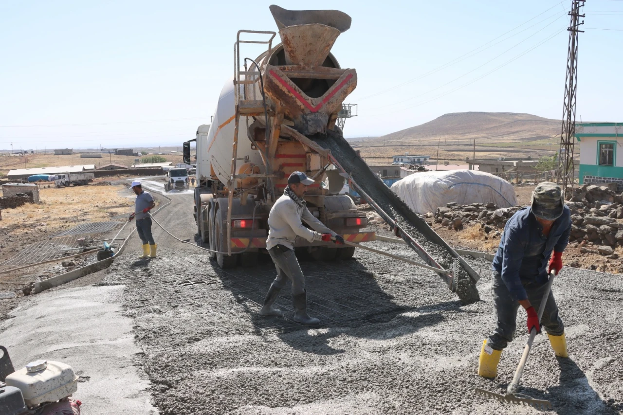 Büyükşehir, Siverek’te 12 Kilometrelik Beton Yol Yapımına Başladı