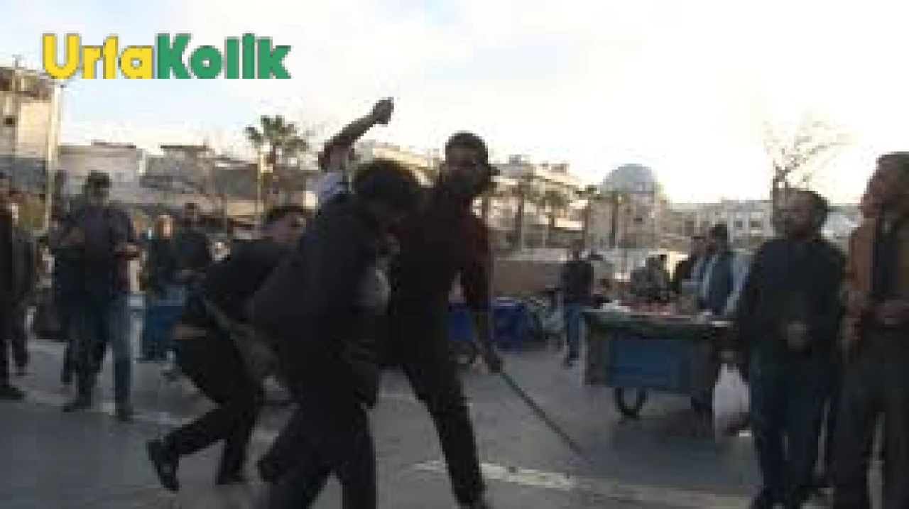 Şanlıurfa'da Haşimiye Meydanı'nda çıkan seyyar satıcılar arasındaki kavga kamerada!