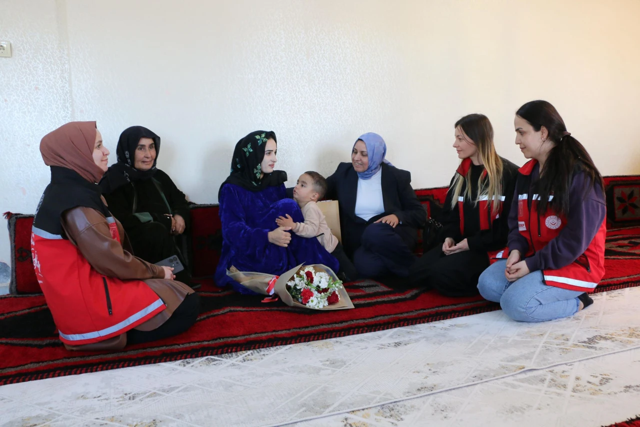 Aile ve sosyal hizmetler Müdür v. İbrahim Akkurt Beşiz Çocukları dünyaya Gelen Felhan ailesini ziyaret etti
