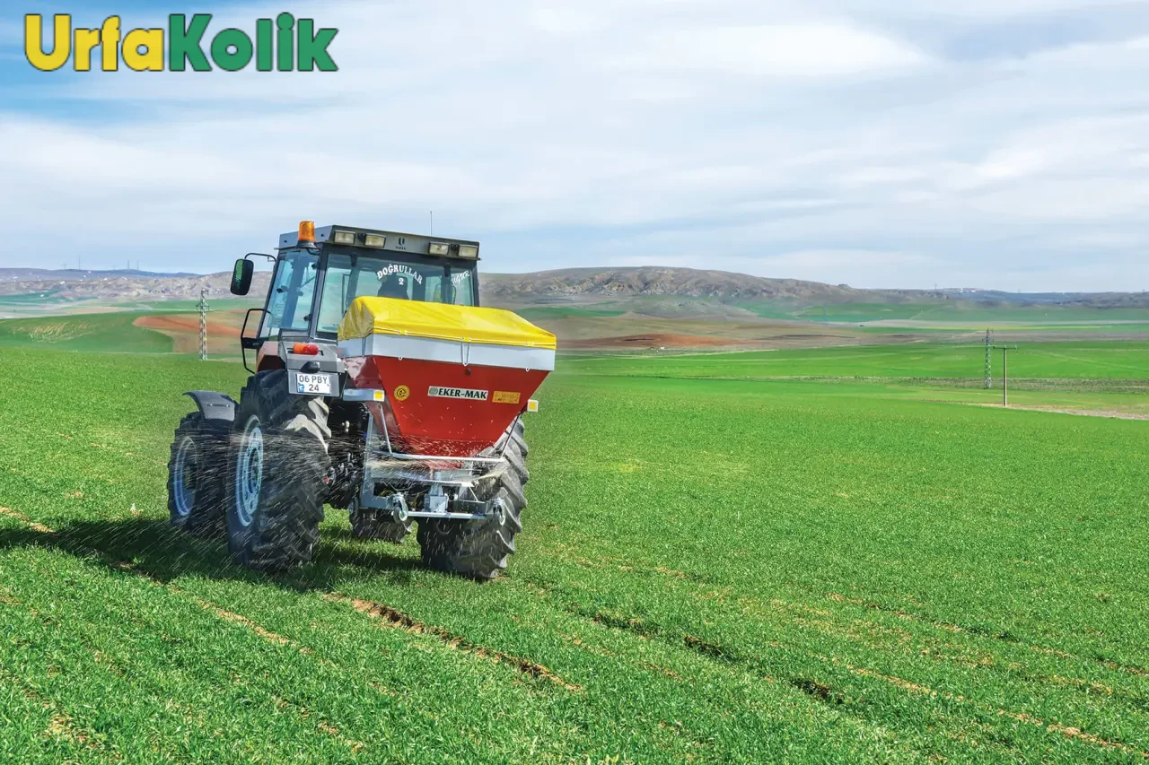 Şanlıurfa Viranşehir'de Genç Adam Gübre Makinesine Eli Sıkışarak Yaralandı.