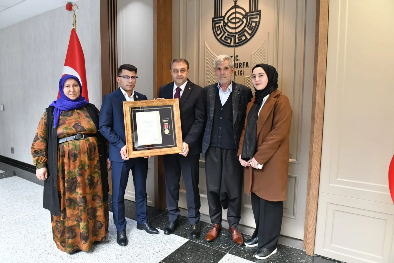 Şanlıurfa'da 3 şehit ailesi ve 6 gazimize Devlet Övünç Madalyaları takdim edildi, kahramanlar unutulmadı.