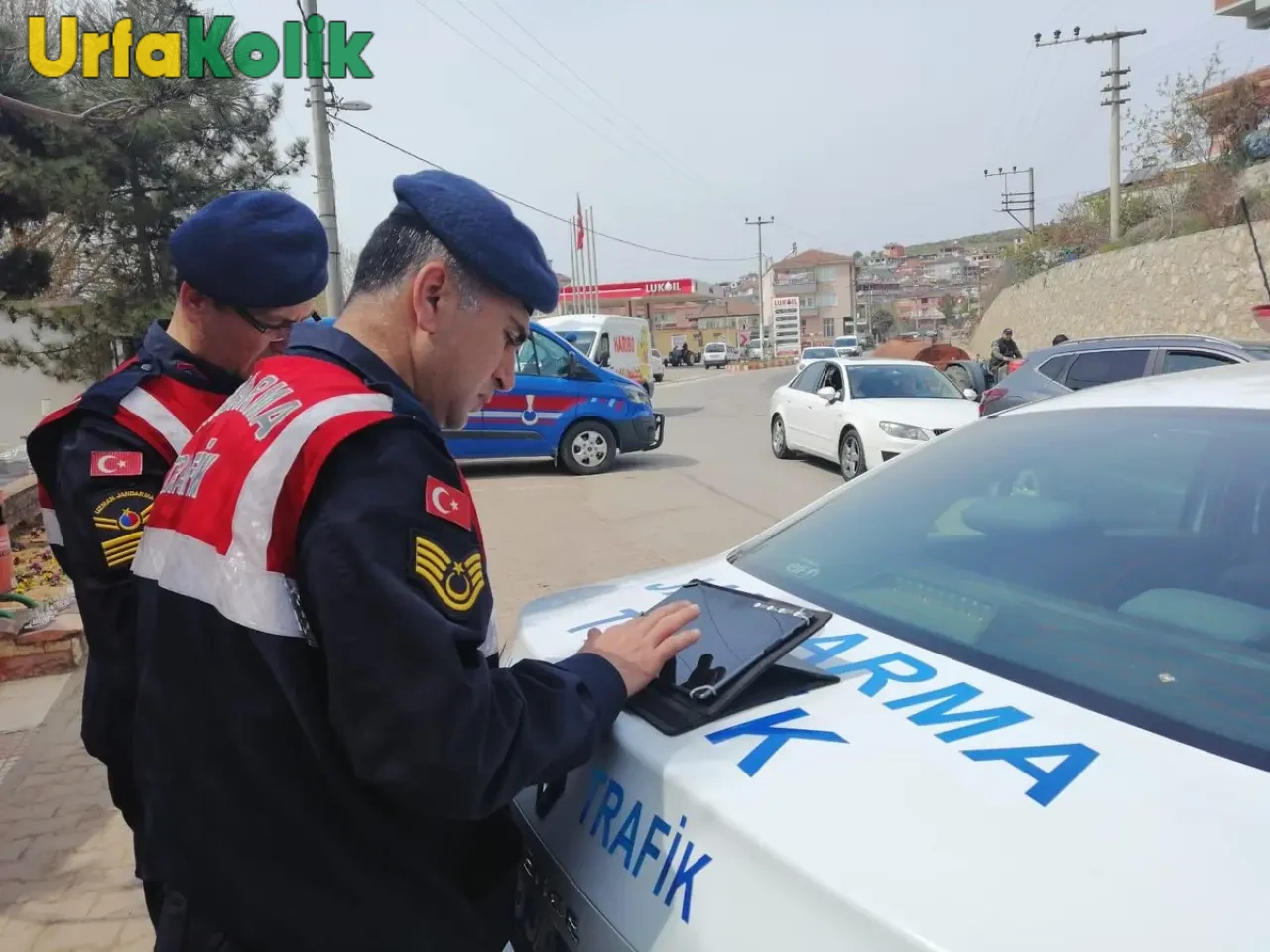 Şanlıurfa'da Jandarma Ekipleri Kaybolan 26 ve 16 Yaşındaki Gençleri Ailelerine Teslim Etti.