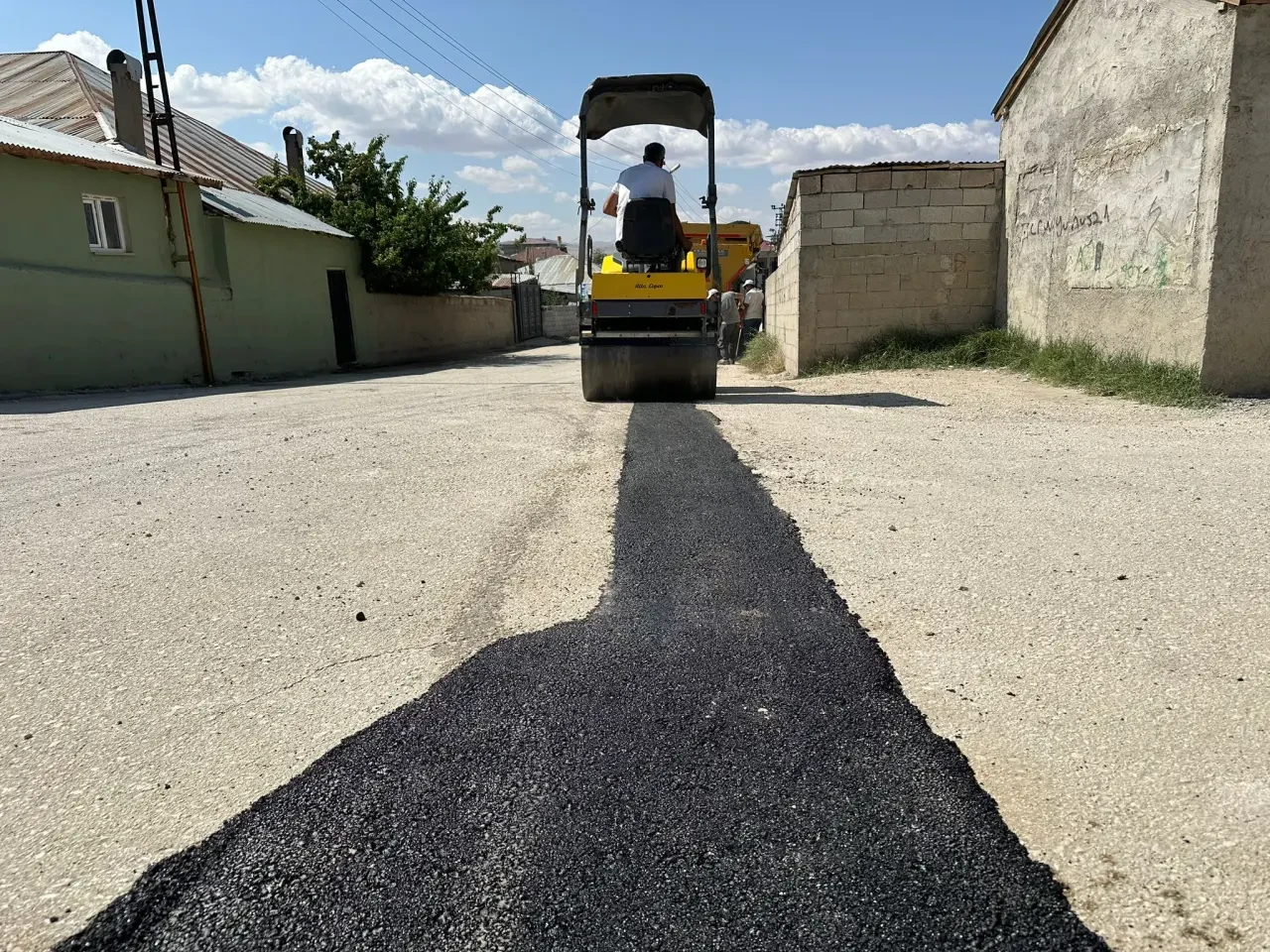 Büyükşehir Belediyesi, kırsal bölgelerde asfalt yol çalışmalarına hız verdi!