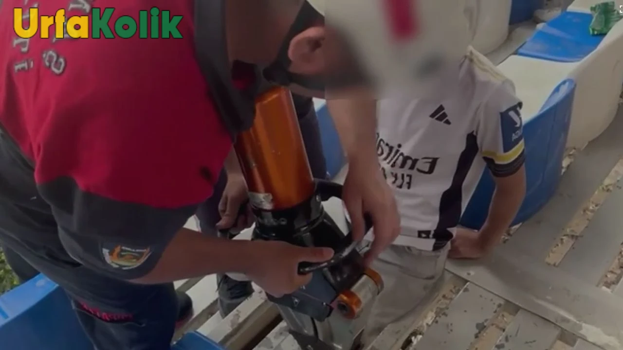 İmam Bakır Mahallesi'nde Demir Parmaklıklara Sıkışan Çocuk İtfaiye Ekipleri Tarafından Kurtarıldı