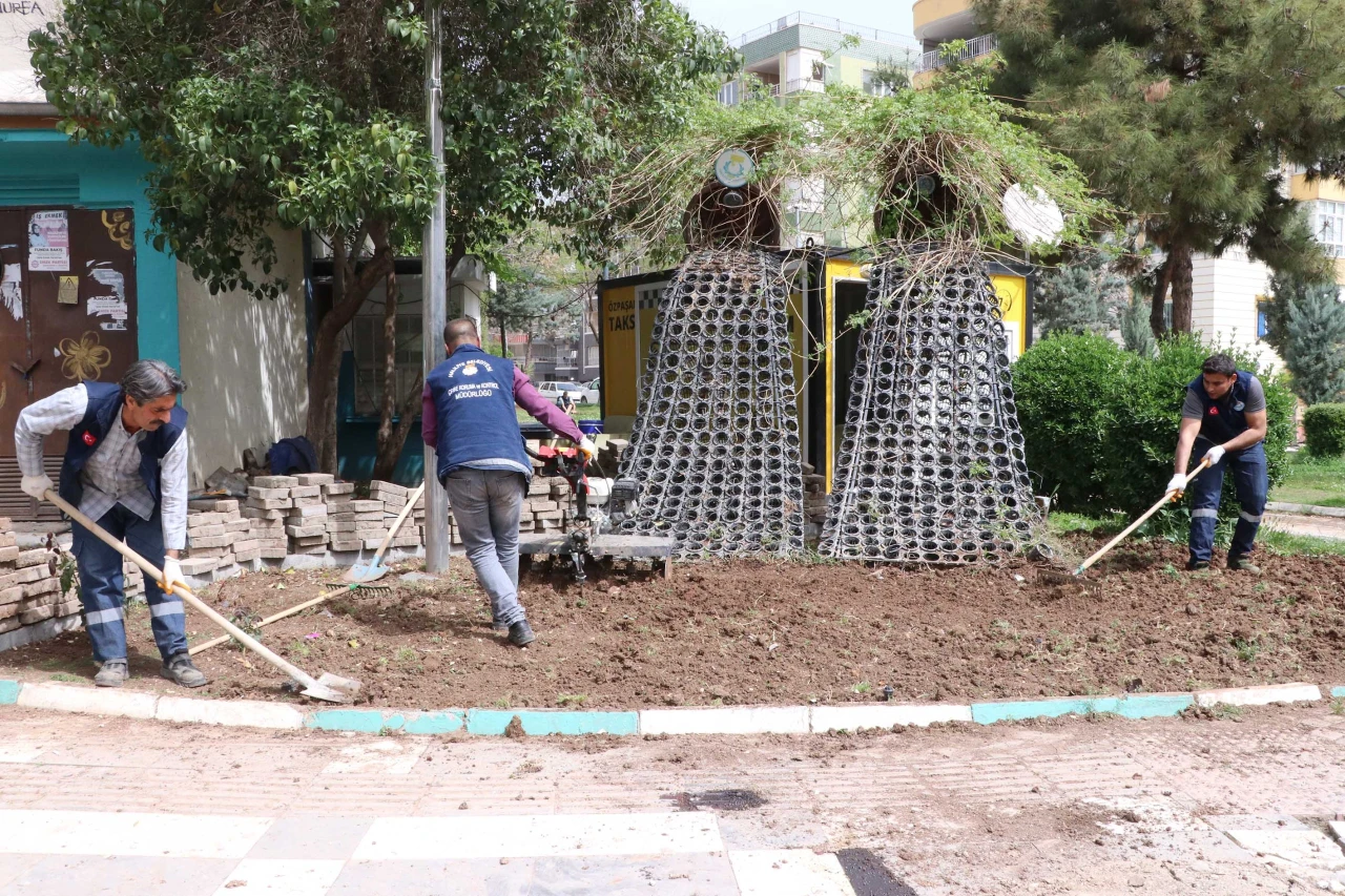HALİLİYE BELEDİYESİ’NDEN PARKLARDA BAHAR SEFERBERLİĞİ