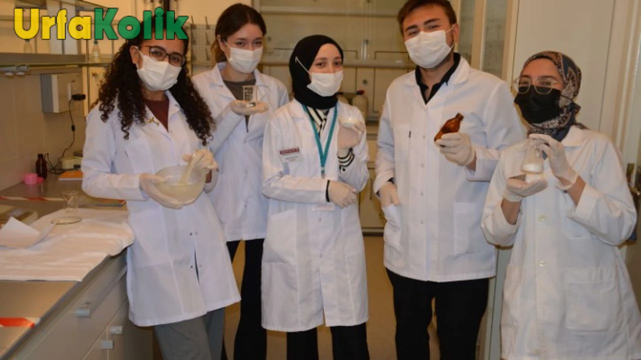 Eczacılık öğrencileri antiseptik pastiller üretmek için atölye çalışmasında bir araya geldi.
