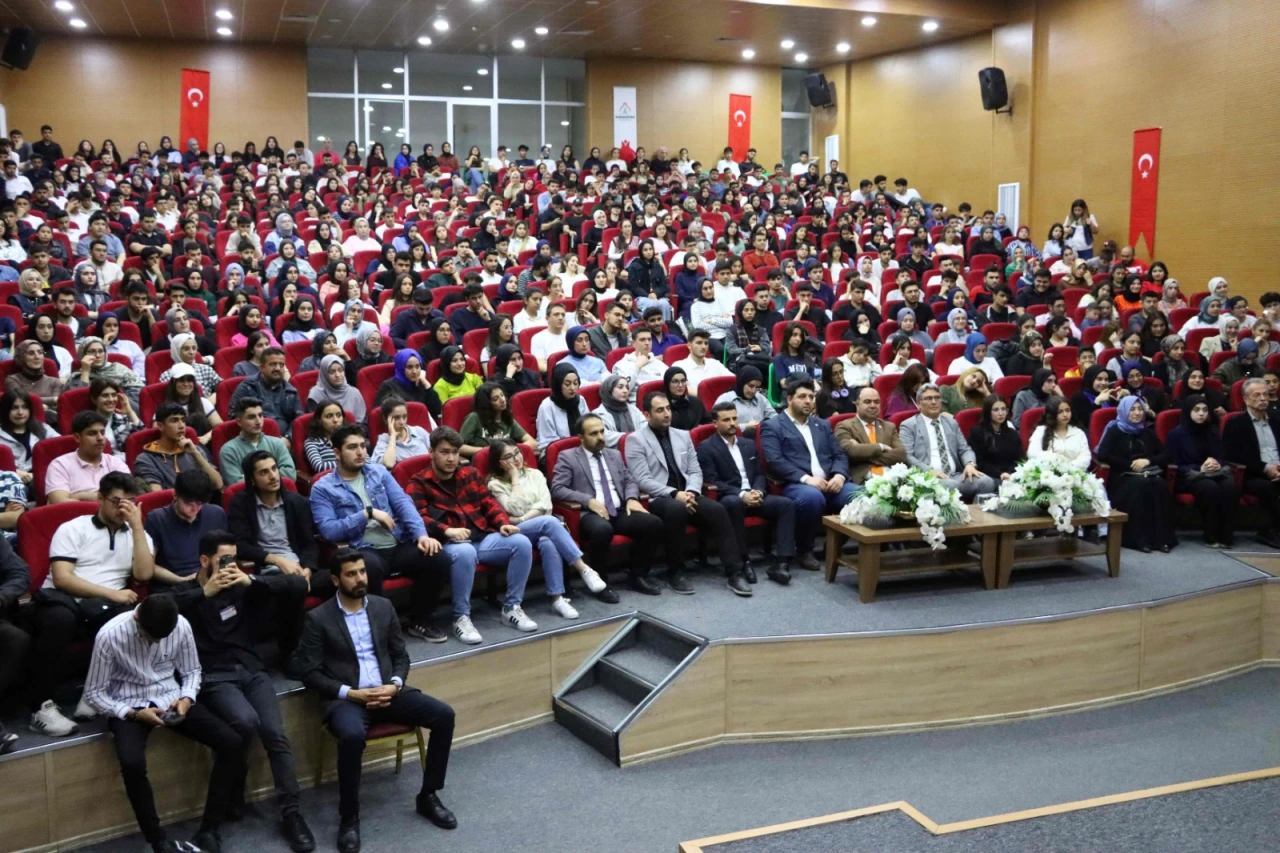 KARAKÖPRÜ'DE SINAVLARA HAZIRLANAN ÖĞRENCİLERE KAZANDIRAN TAKTİKLER SEMİNERİ