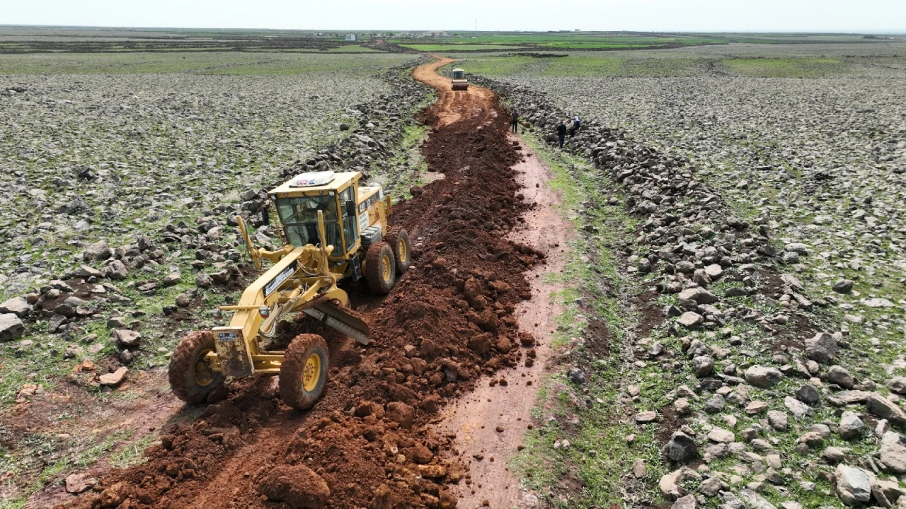 BÜYÜKŞEHİR EKİPLERİ’NDEN VİRANŞEHİR VE HİLVAN’DA YOL ATAĞI