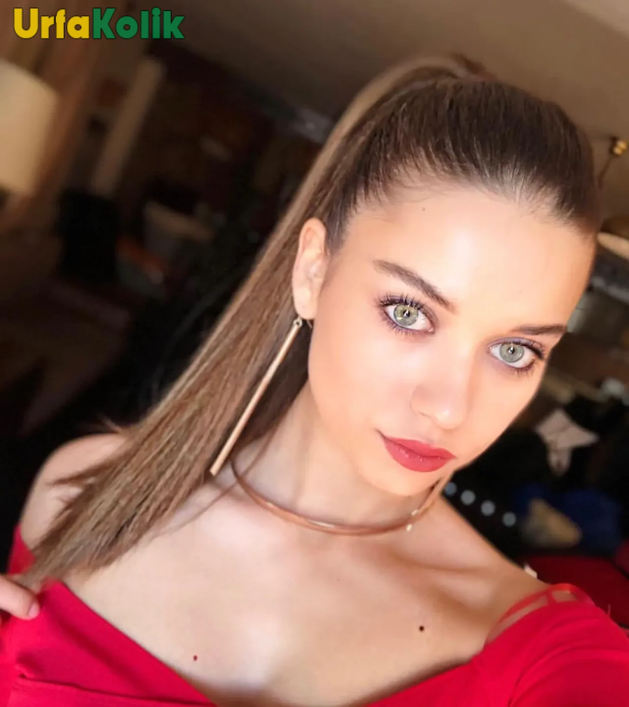 Afra Saraçoğlu Kimdir?