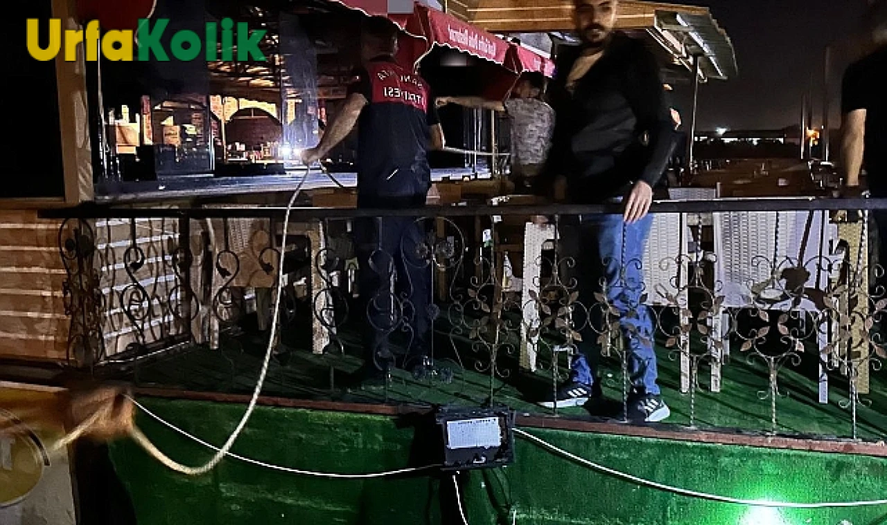 Birecik'te Nehirde Sürüklenen Yüzen Restoran İçin İtfaiye Seferber Oldu