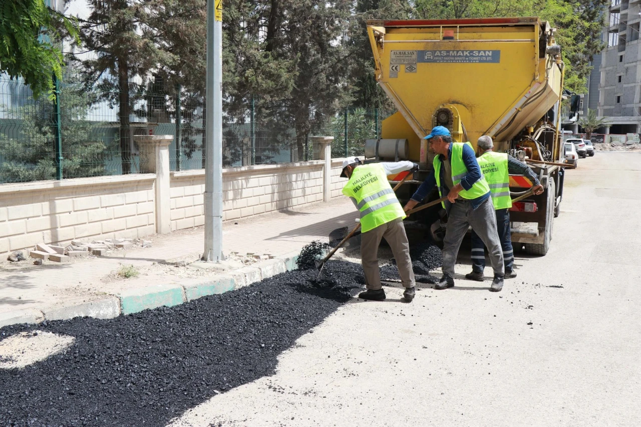Haliliye Belediyesi’nden Veysel Karani Mahallesi’ne Sıcak Asfalt Çalışması
