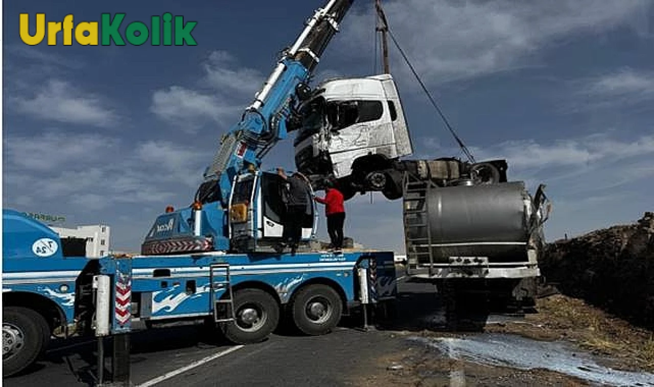 Şanlıurfa'da Meydana Gelen TIR Kazasında Sürücü Yaralandı, Olay Yerine Hemen Ambulans Sevkedildi