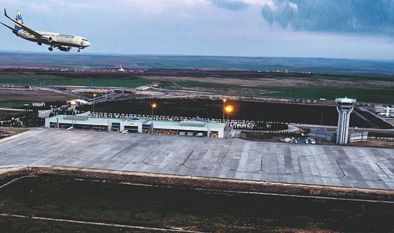 Diyarbakır Havaalanındaki Pist Çatlağı Nedeniyle Uçağın Acil İnişi Şanlıurfa'da Gerçekleşti.