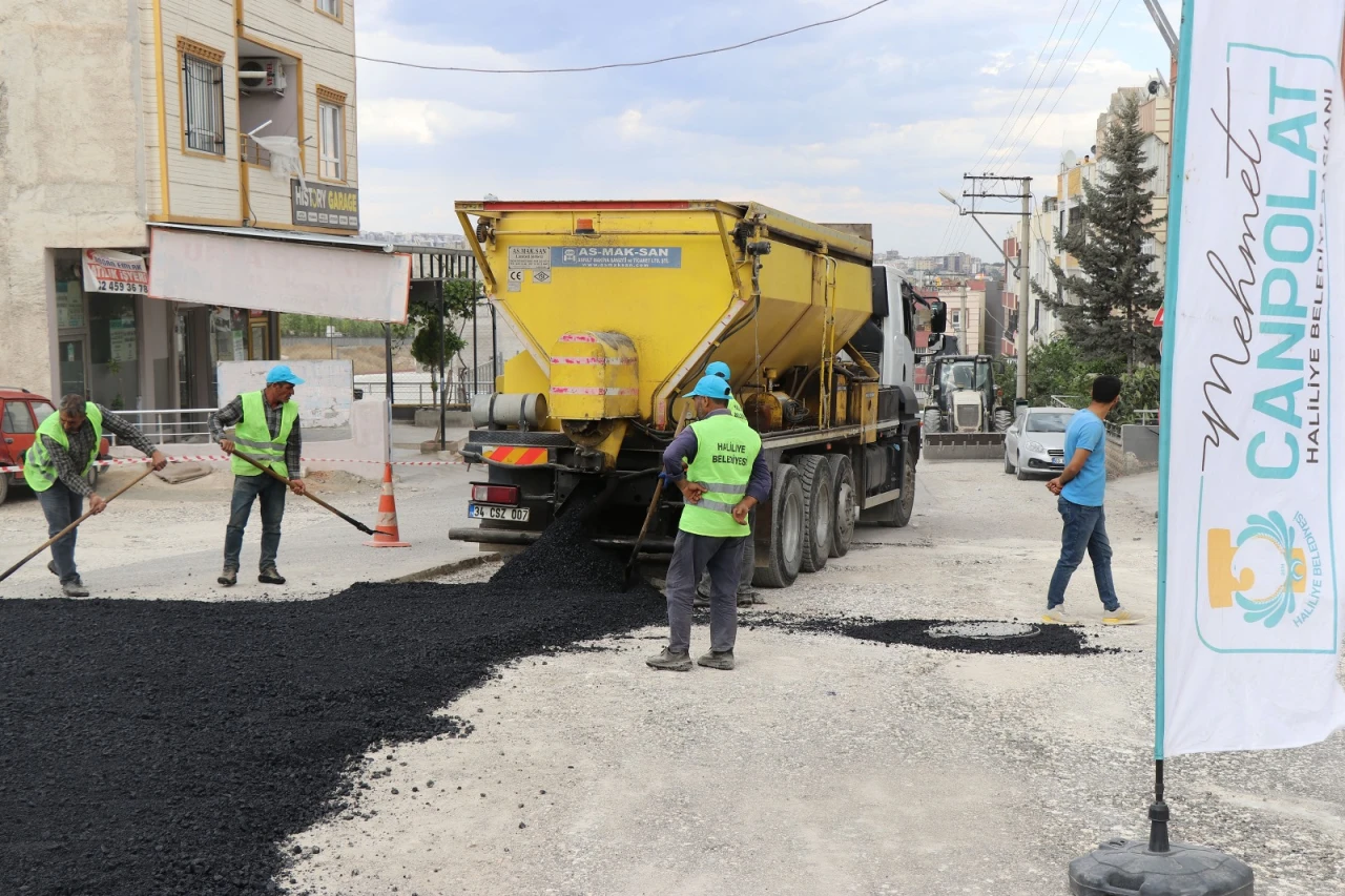 HALİLİYE’DE YOLLAR SICAK ASFALTLA YENİLENİYOR