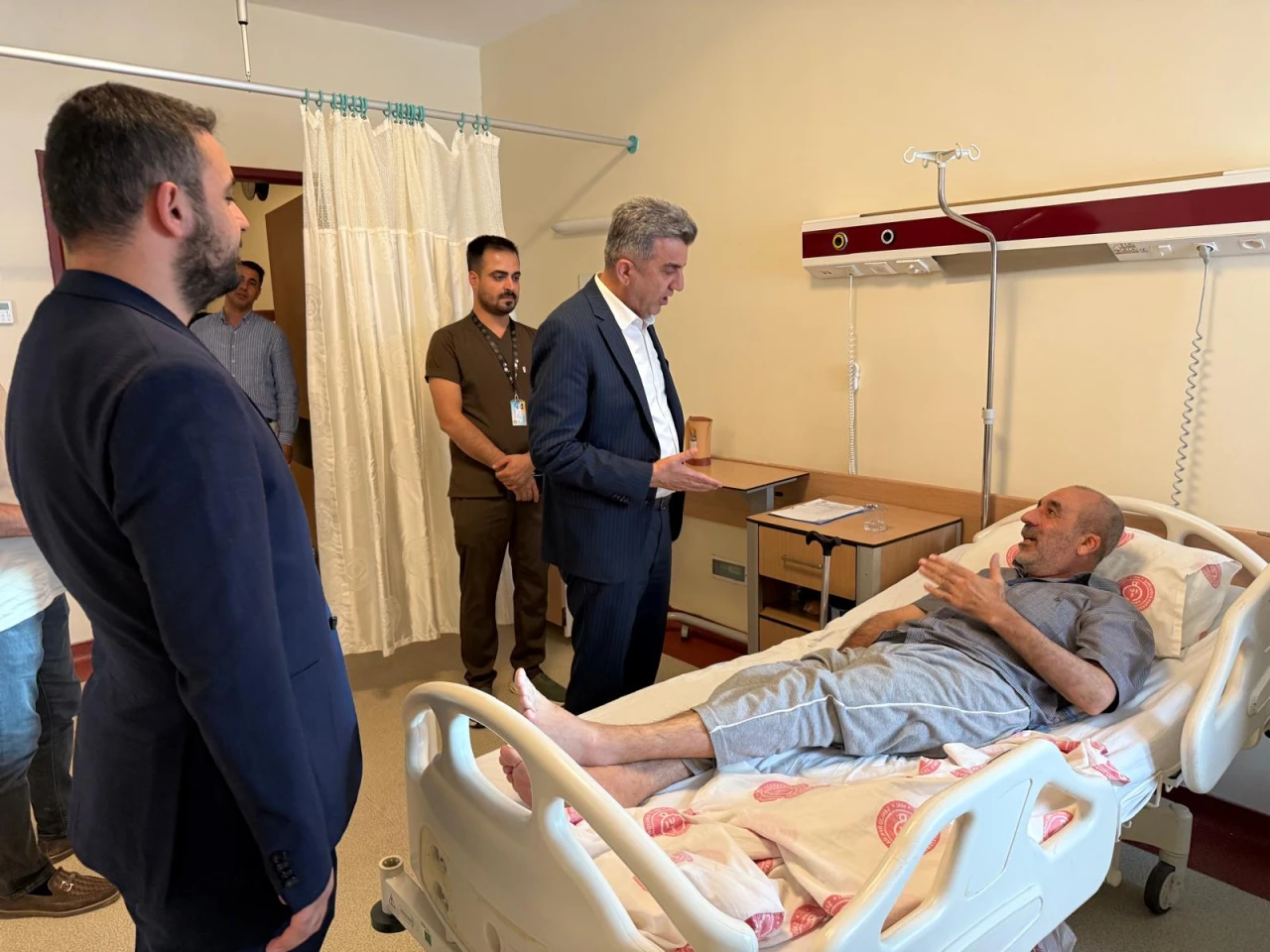 Başkan Günbegi'den Hastalara Moral Ziyareti