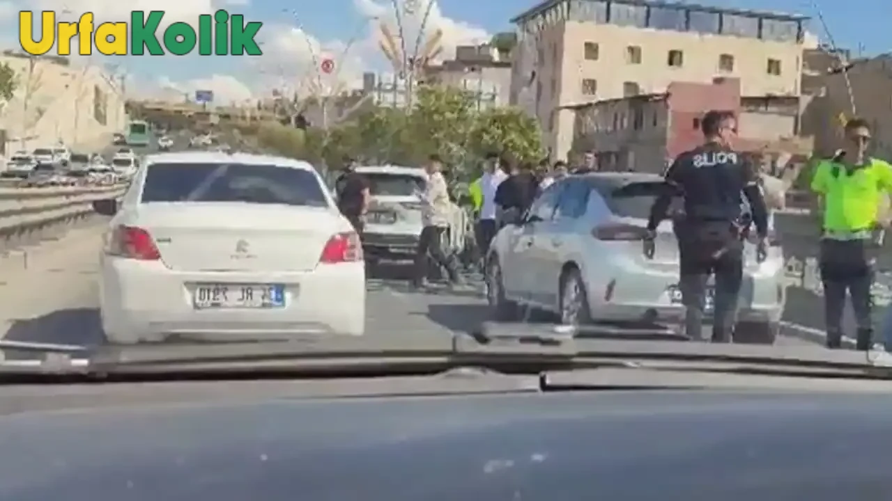 Eyyübiye ilçesindeki Piazza Kavşağı'nda zincirleme trafik kazası: 2 yaralı!