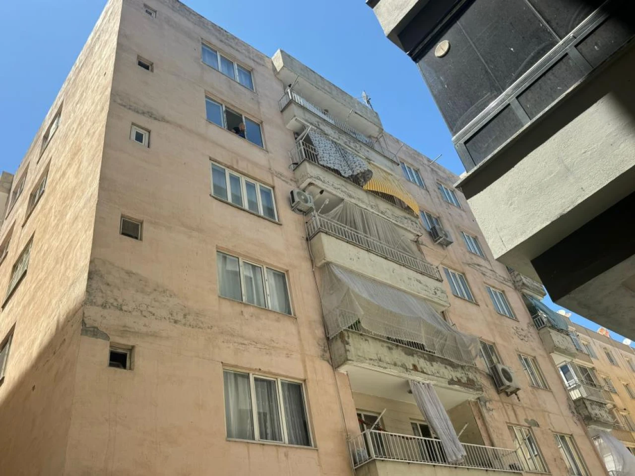 Şanlıurfa’da Camları Silen Kadın 4’üncü Kattan Düşerek Öldü
