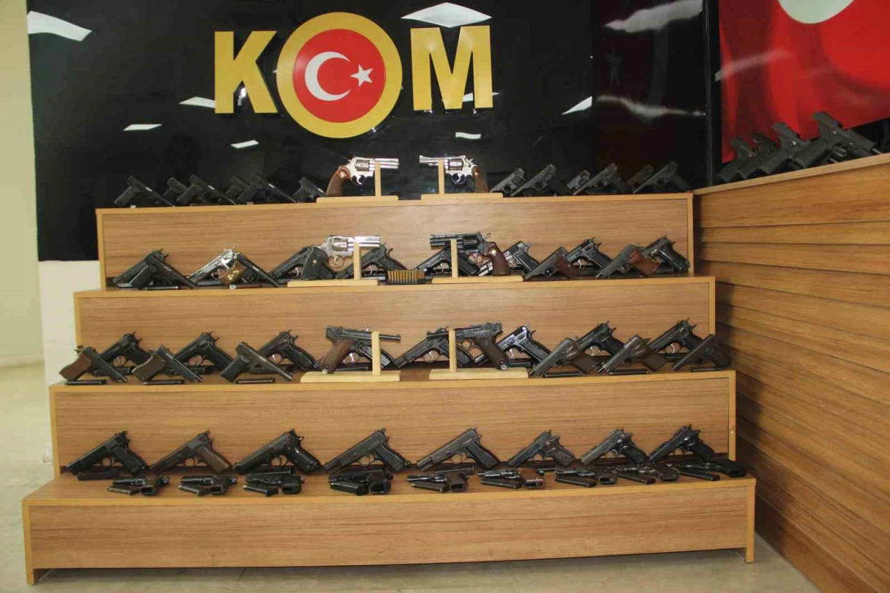 Şanlıurfa’da Cephanelik Gibi Araçta Onlarca Silah Ele Geçirildi