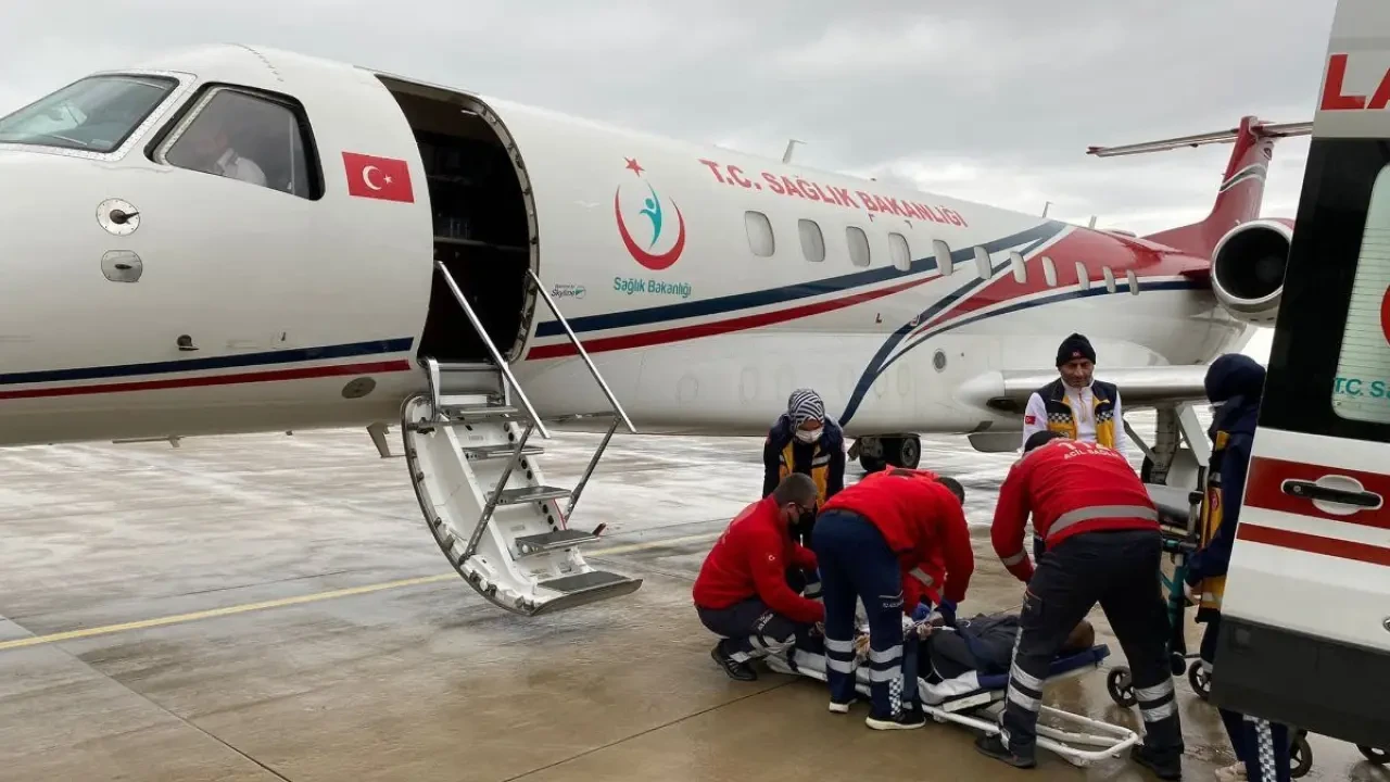 Şanlıurfa'da kalp hastalığı bulunan minik bebek, acil durum ambulans uçağıyla İstanbul'a sevk edildi.