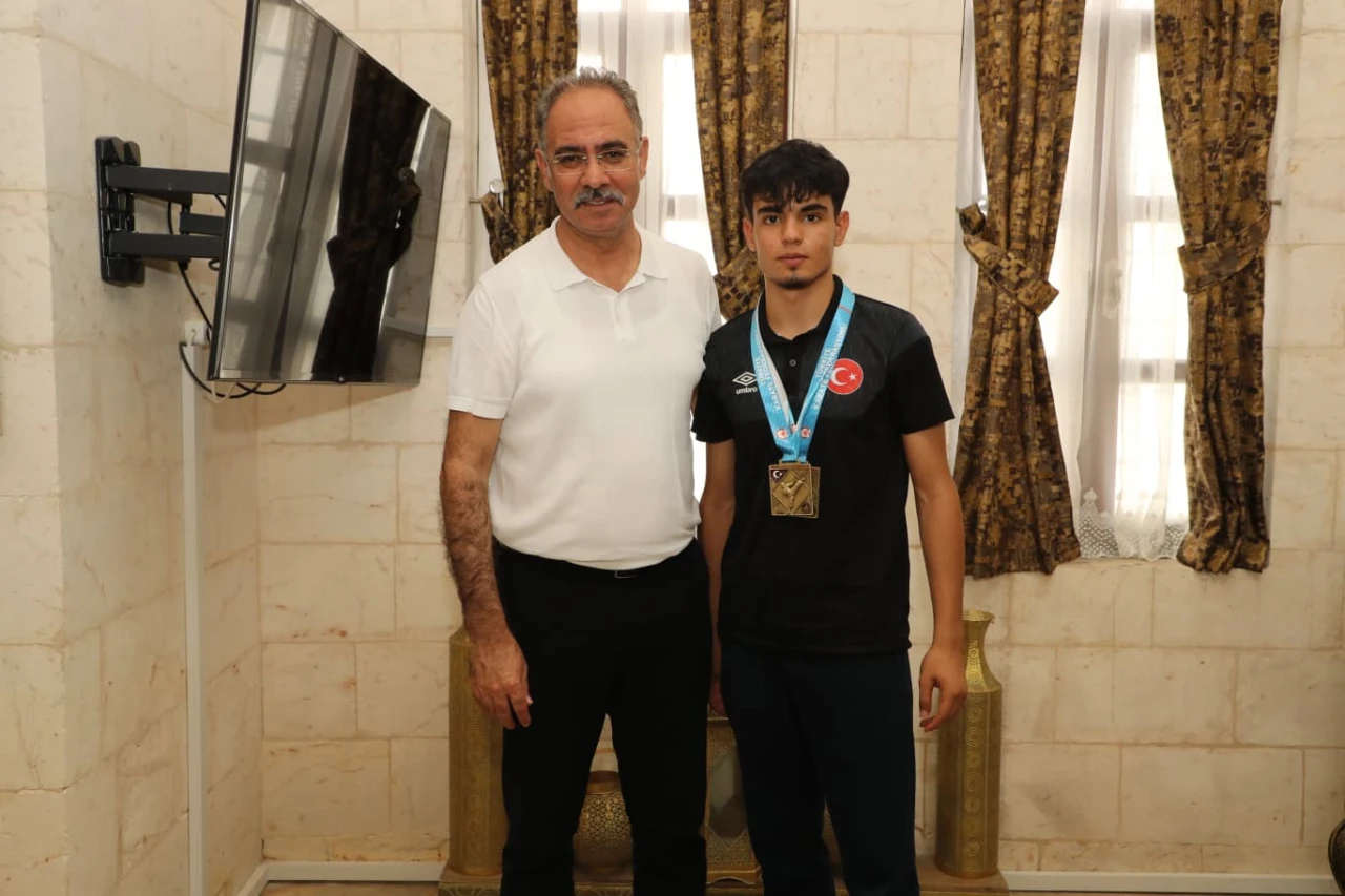 Başkan Kuş, Türkiye Şampiyonu Karateciyi Tebrik Etti