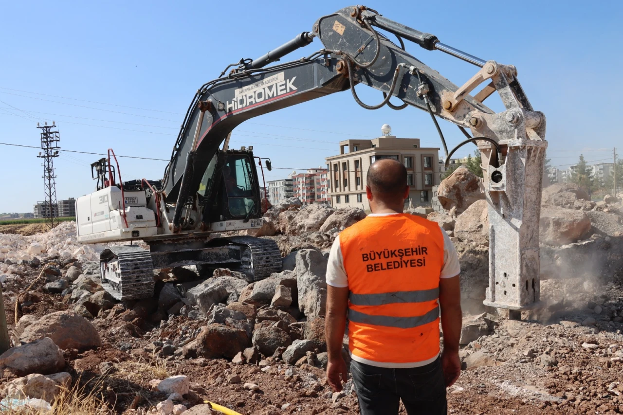 Büyükşehir, Viranşehir’e Yeni Cadde Ve Yollar Kazandırıyor