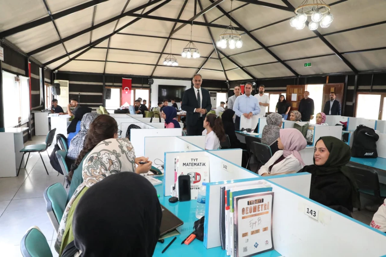 Başkan Kuş ve Elgün Üniversite Adaylarıyla Buluştu