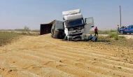 Şanlıurfa’da Buğday Yüklü Tır Devrildi: Tonlarca Buğday Yere Saçıldı