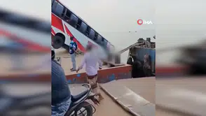 Bangladeş'te Yolcu Otobüsü Nehre Düştü