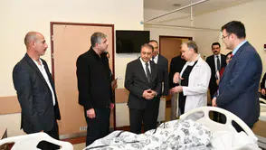 Vali Hasan Şıldak, Siverek’te Yaralanan Öğrenci ve Öğretmenleri Ziyaret Etti