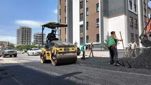 Karaköprü’de Bozulan Yollar Sıcak Asfaltla Yenileniyor