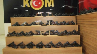 Şanlıurfa’da Cephanelik Gibi Araçta Onlarca Silah Ele Geçirildi