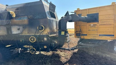 Şanlıurfa'da Biçerdöver Alev Aldı ve Tarlayı Kül Etti