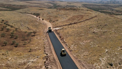 Büyükşehir, Halfeti-Bozova Arasındaki 39 Km’lik Grup Yolunda Asfalt Serimine Başladı