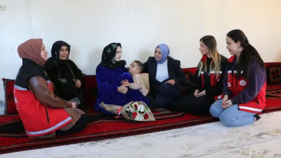 Aile ve sosyal hizmetler Müdür v. İbrahim Akkurt Beşiz Çocukları dünyaya Gelen Felhan ailesini ziyaret etti