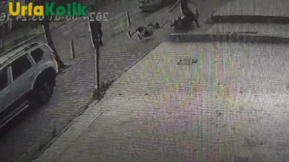 Şanlıurfa'nın Eyyübiye ilçesinde 3 yaşındaki çocuğa motosiklet çarpan sürücü olay yerinden kaçtı.