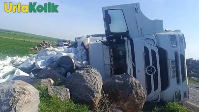Şanlıurfa'da Un Taşıyan Tır Kaza Yaptı, Sürücü Yaralandı!