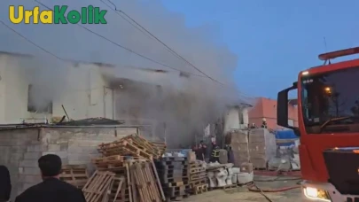 Şanlıurfa'da Depoda Çıkan Yangın Korkuttu: Siyah Dumanlar Gökyüzünü Kapladı