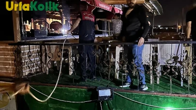 Birecik'te Nehirde Sürüklenen Yüzen Restoran İçin İtfaiye Seferber Oldu