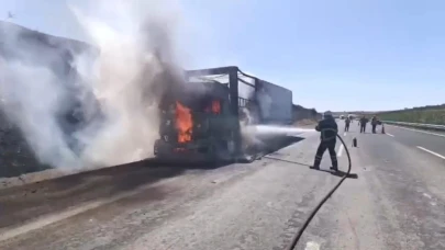 Şanlıurfa'da Saman Yüklü Tır Alev Alev Yandı