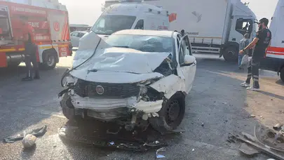 Otomobil İle Minibüs Çarpıştı