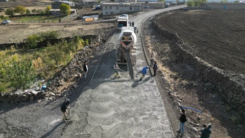Büyükşehir, Siverek Kırsalında Beton Yol Çalışmalarını Sürdürüyor