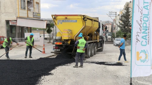 HALİLİYE’DE YOLLAR SICAK ASFALTLA YENİLENİYOR