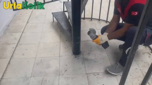 Haliliye'de sıkışan yavru kırlangıç itfaiye tarafından kurtarıldı.