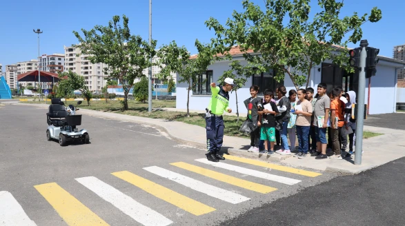 Şanlıurfa’da Trafik Haftasında Geleceğin Sürücülerine Uygulamalı Eğitim