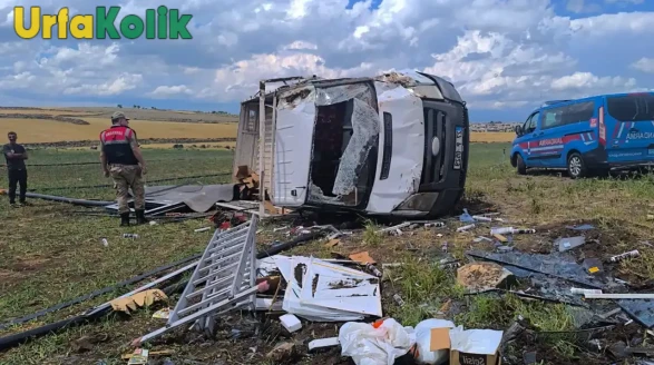 Siverek'te Meydana Gelen Trafik Kazasında Kamyonet Devrildi ve 3 Kişi Yaralandı
