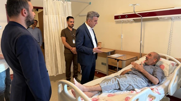 Başkan Günbegi'den Hastalara Moral Ziyareti